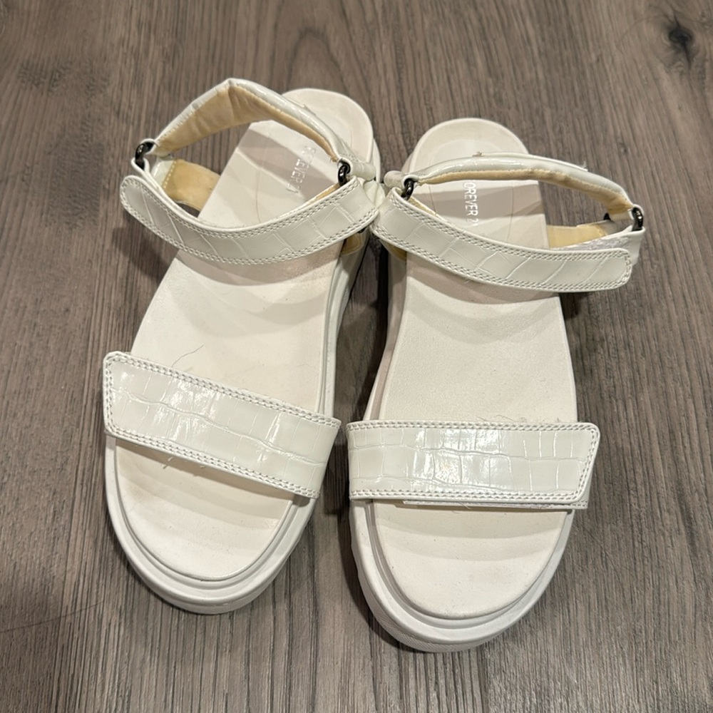 Sandals forever 21 used once for summer